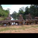 Geländer der Brücke zum Tempel Preah Khan, gestaltet aus Göttern, die die Naga während des Quirlens des Milchozeans halten